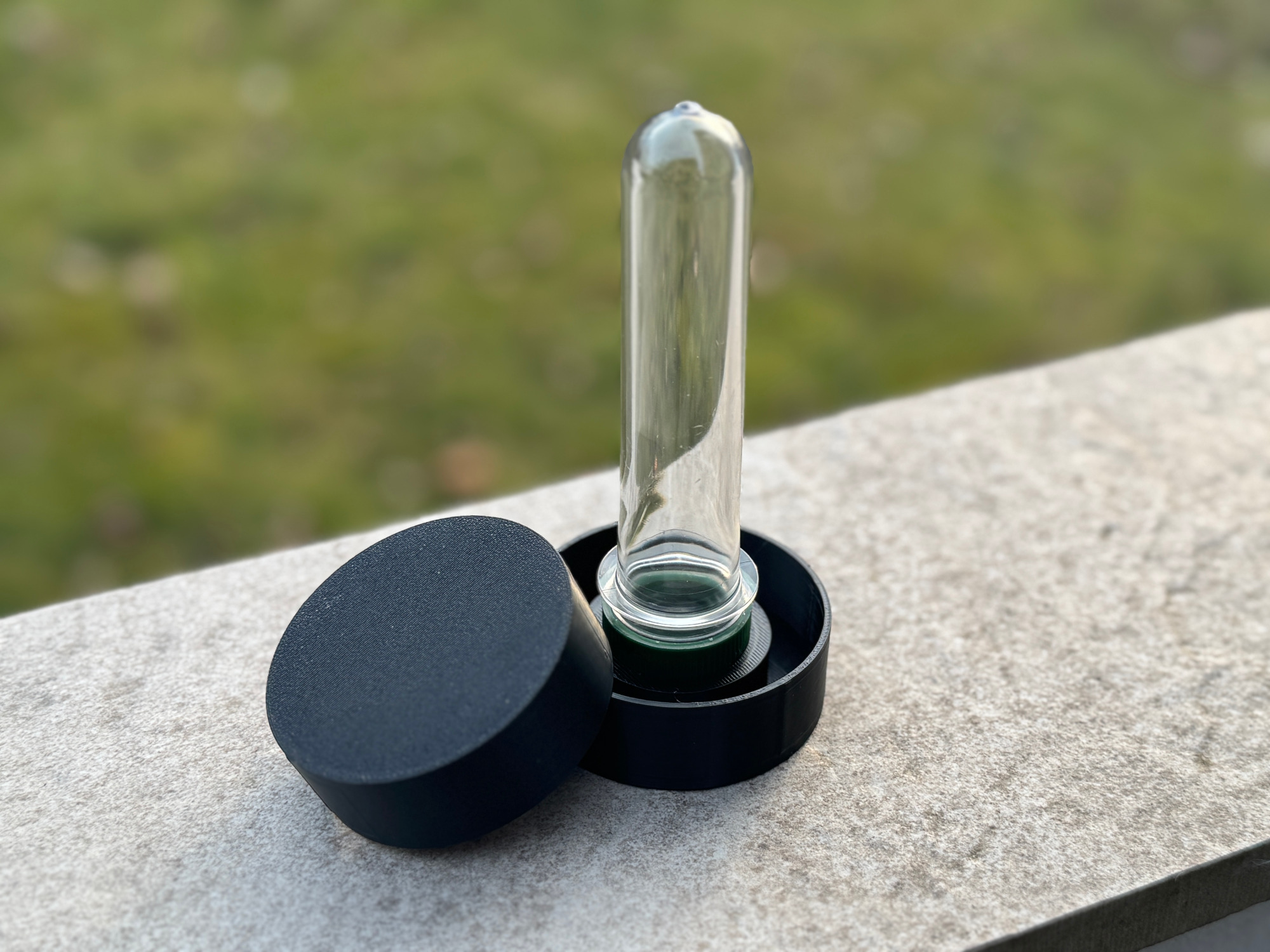 Geocaching Versteck - Pfostenkappe mit Loch für Petlinge Foto 3