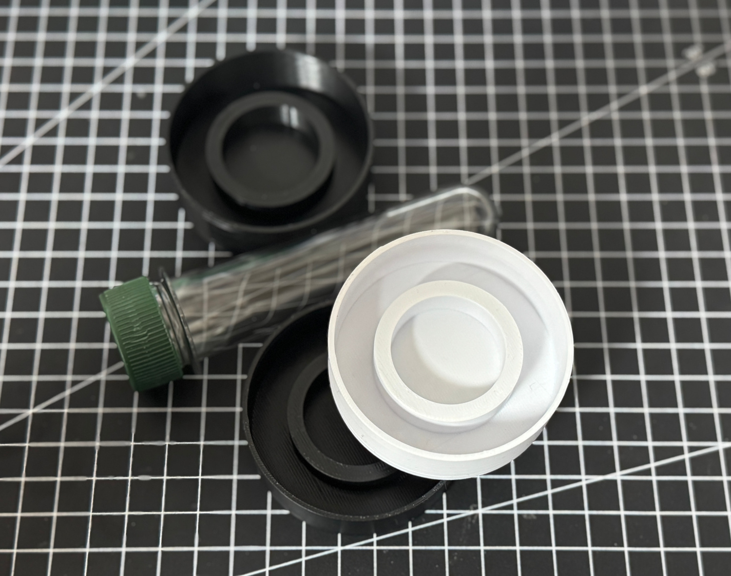 Geocaching Versteck - Pfostenkappe mit Loch für Petlinge Foto 7