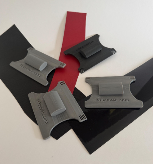 Rakel (Squeegee) mit Klingenführungsschlitzen für präzise Distanzschnitte